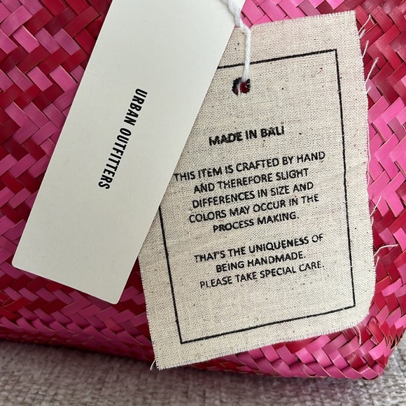Colorful little straw tote bag from Urban Outfitters, handmade in Bali - Picture 2 of 8